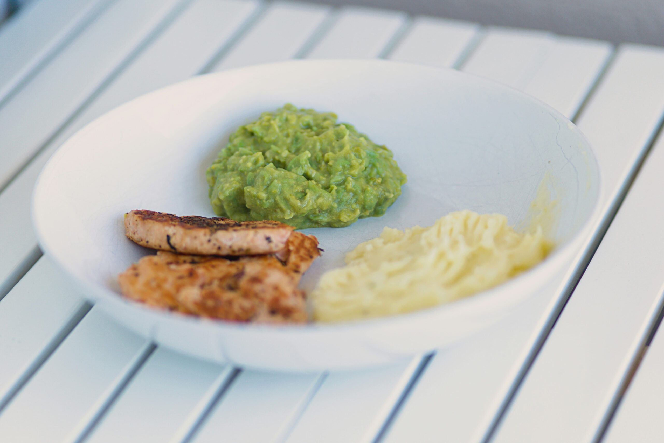 Alt-Text: Teller mit Kartoffelpüree, Avocado, Hähnchen - Beispielgericht für die Kartoffeldiät.