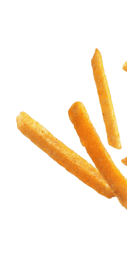 Nahaufnahme von mehreren Pommes frites auf transparentem Hintergrund.