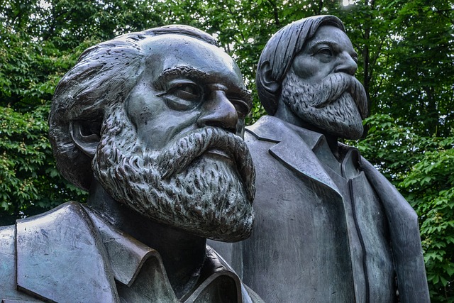 Monument von zwei berühmten Herrschaften passend zum Kartoffelbefehl.